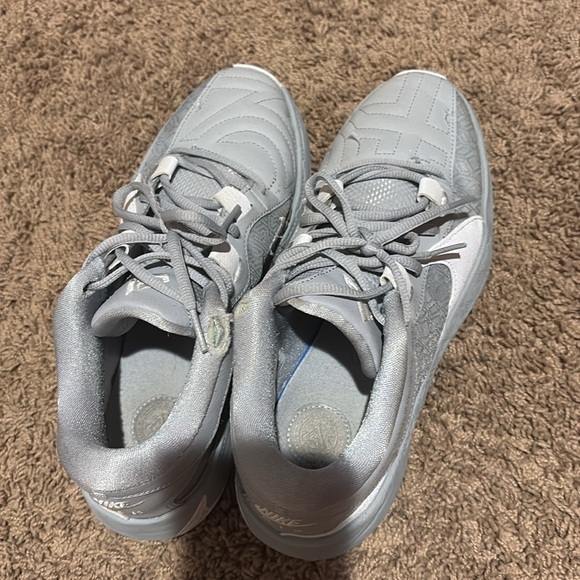 Nike basketball shoes - Picture 2 of 4